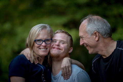 Mutter Vater und Sohn mit Downsyndrom.