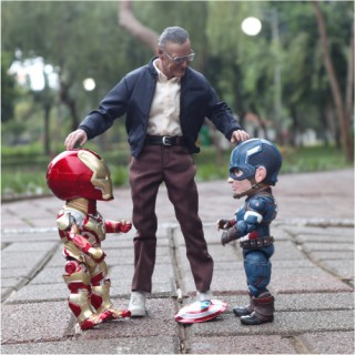 Mann stellt sich zwischen mini Iron Man und mini Captain America.