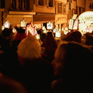 Menschen in Lichtermeer
