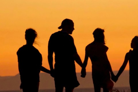 Silhouette im Sonnenuntergang einer Familie.