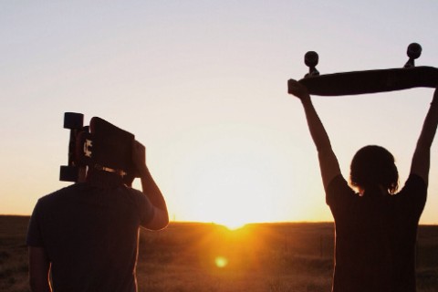 Silhouette von Jugendlichen im Sonnenuntergang.